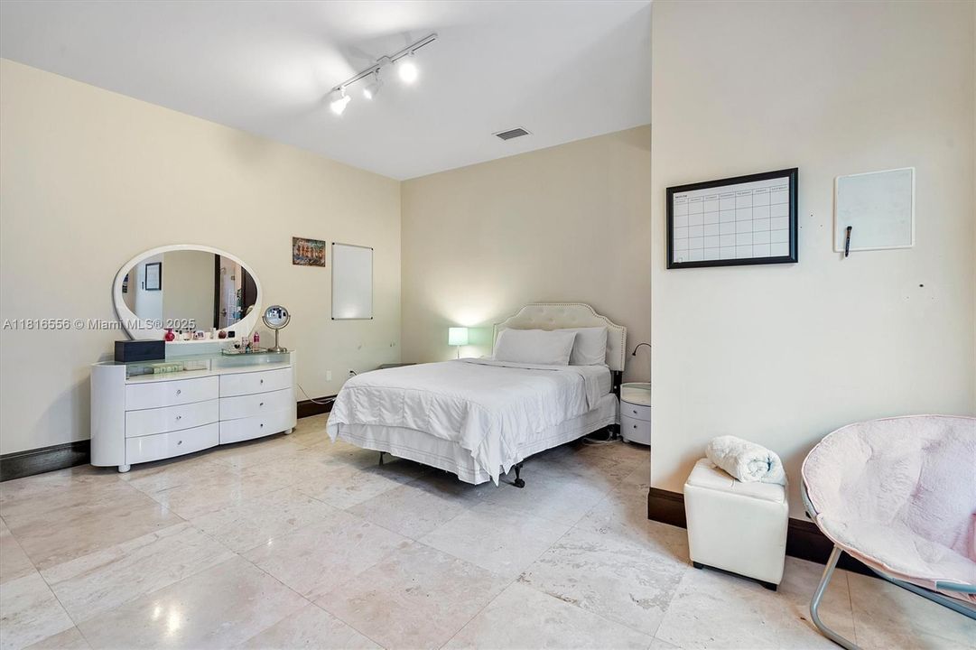 For Sale: $3,790,000 (5 beds, 4 baths, 4545 Square Feet)