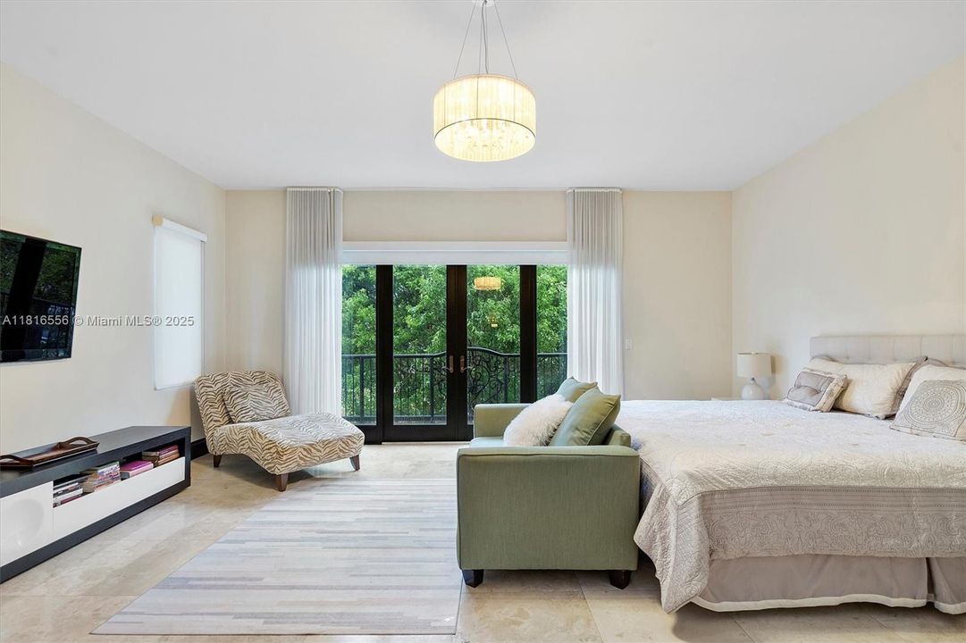 For Sale: $3,790,000 (5 beds, 4 baths, 4545 Square Feet)