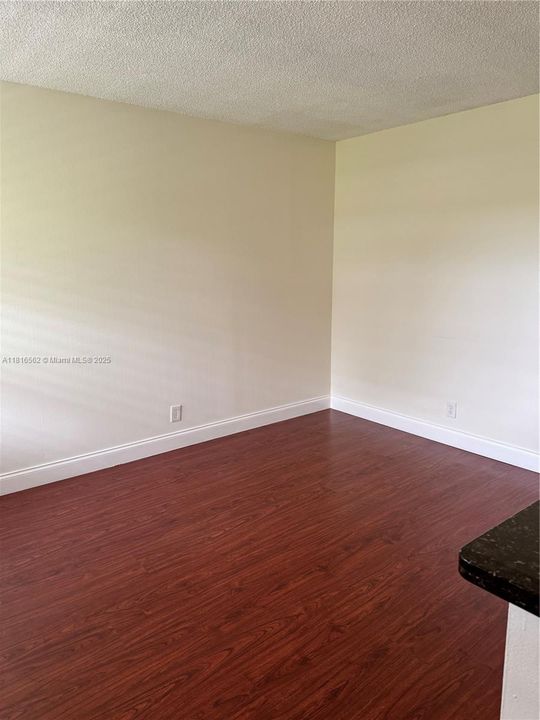 Под контрактом: $1,480 (1 спален, 1 ванн, 427 Квадратных фут)