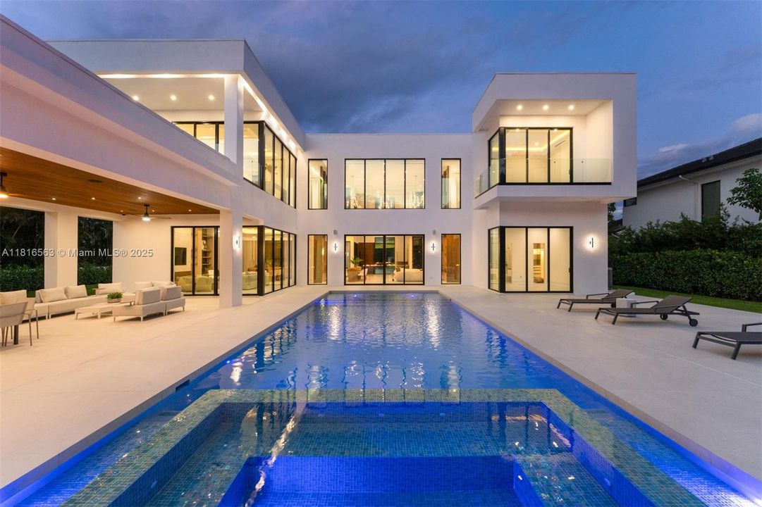 Active With Contract: $9,950,000 (6 beds, 7 baths, 6698 Square Feet)