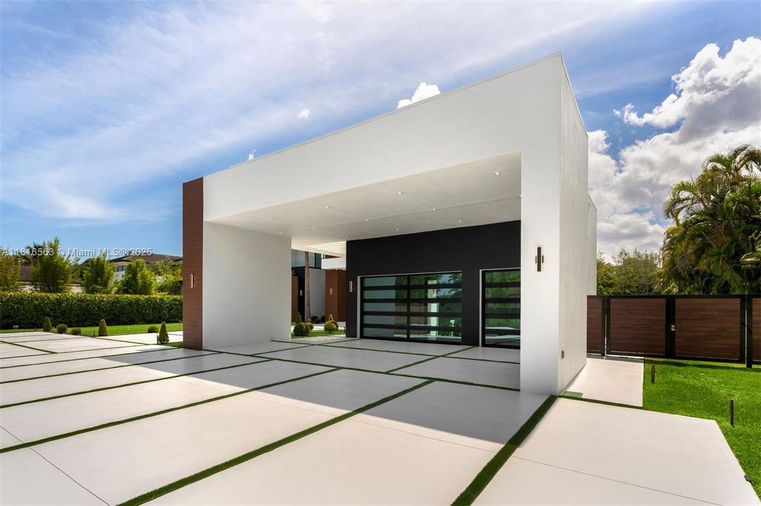 Active With Contract: $9,950,000 (6 beds, 7 baths, 6698 Square Feet)