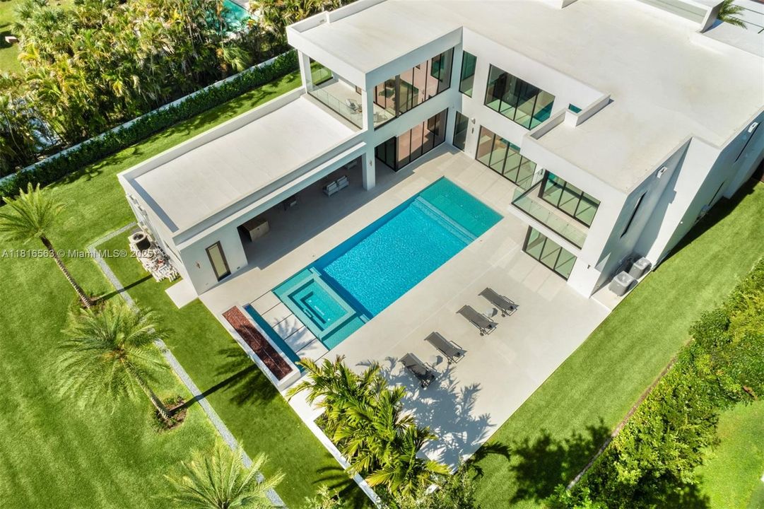 Active With Contract: $9,950,000 (6 beds, 7 baths, 6698 Square Feet)