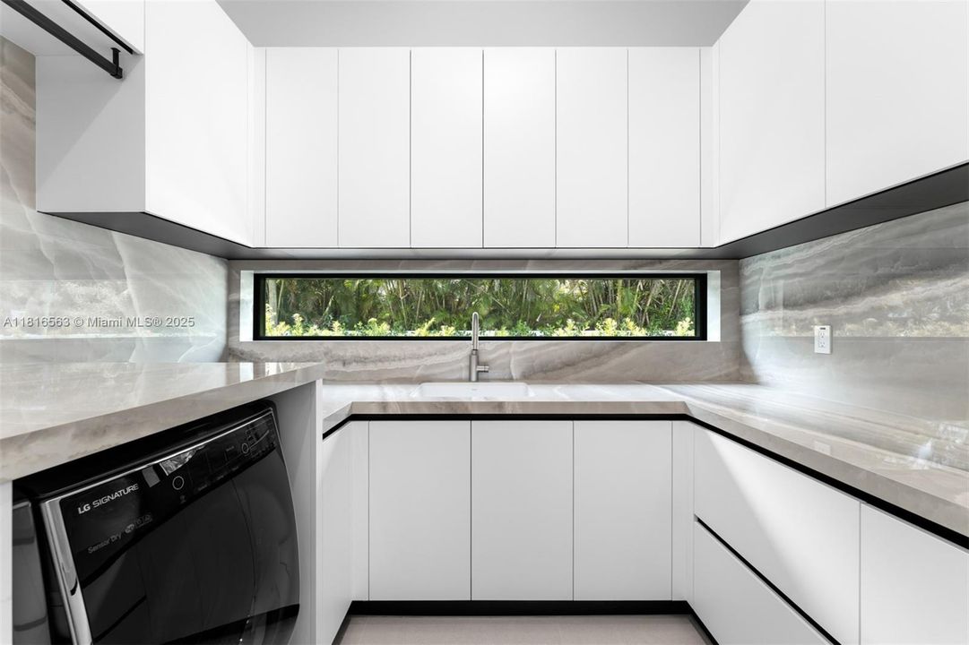 Active With Contract: $9,950,000 (6 beds, 7 baths, 6698 Square Feet)