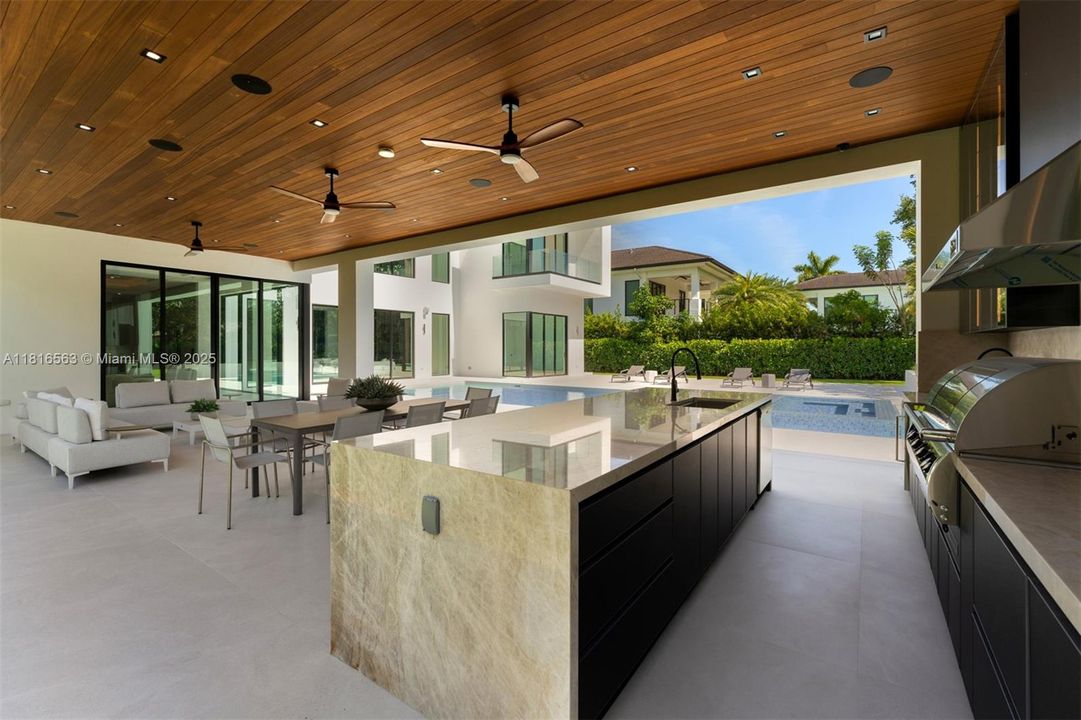Active With Contract: $9,950,000 (6 beds, 7 baths, 6698 Square Feet)