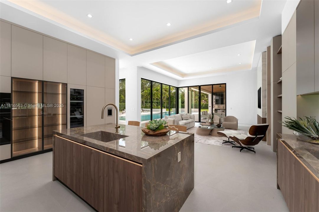 Active With Contract: $9,950,000 (6 beds, 7 baths, 6698 Square Feet)