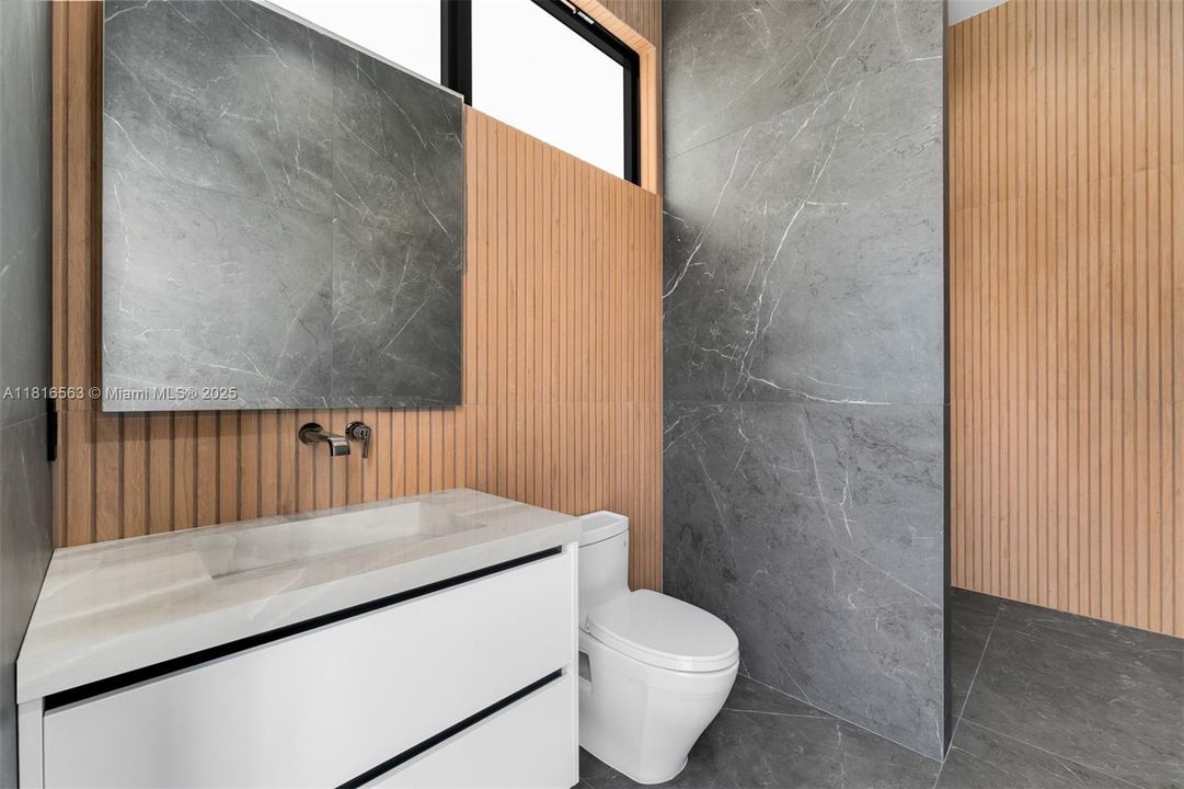 Active With Contract: $9,950,000 (6 beds, 7 baths, 6698 Square Feet)