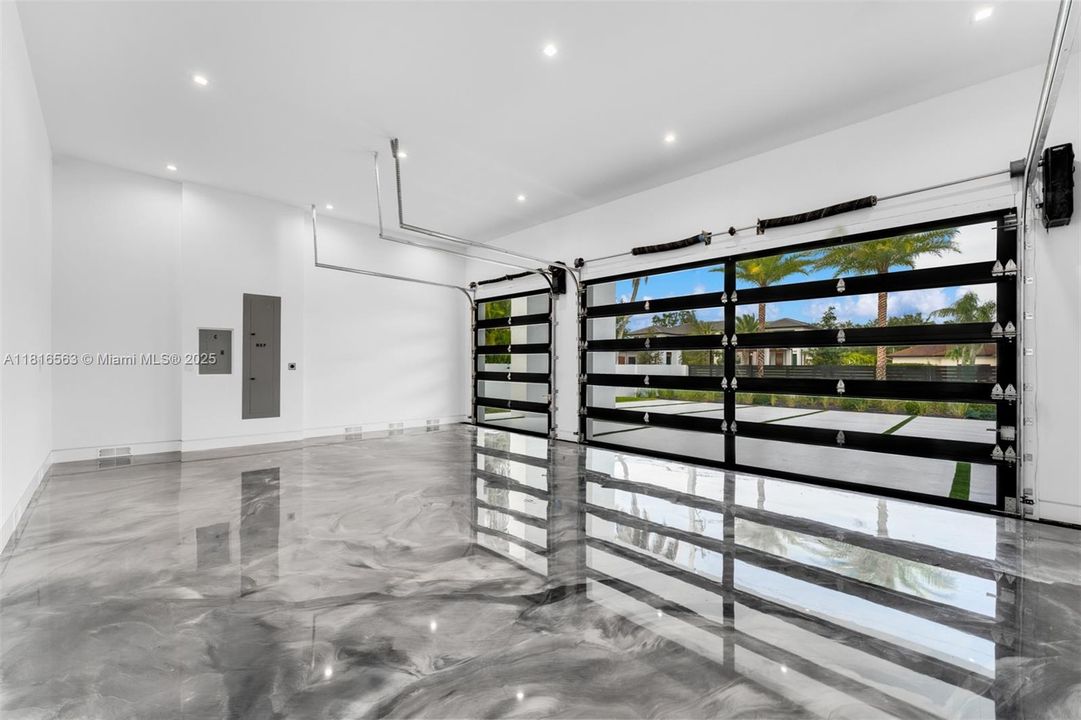 Active With Contract: $9,950,000 (6 beds, 7 baths, 6698 Square Feet)