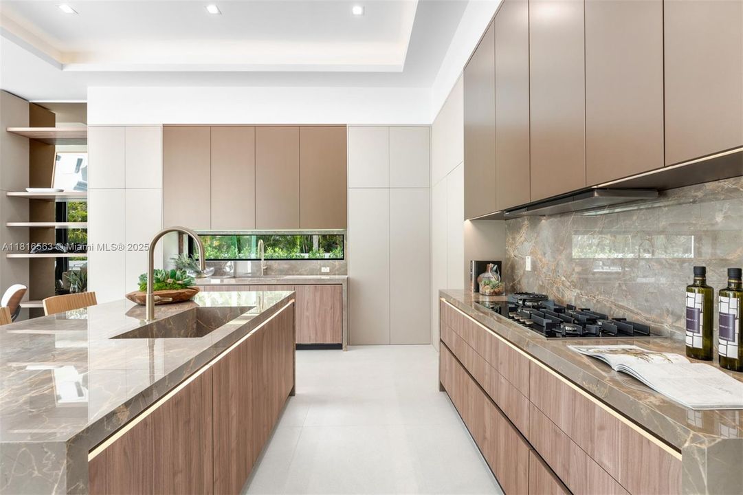 Active With Contract: $9,950,000 (6 beds, 7 baths, 6698 Square Feet)