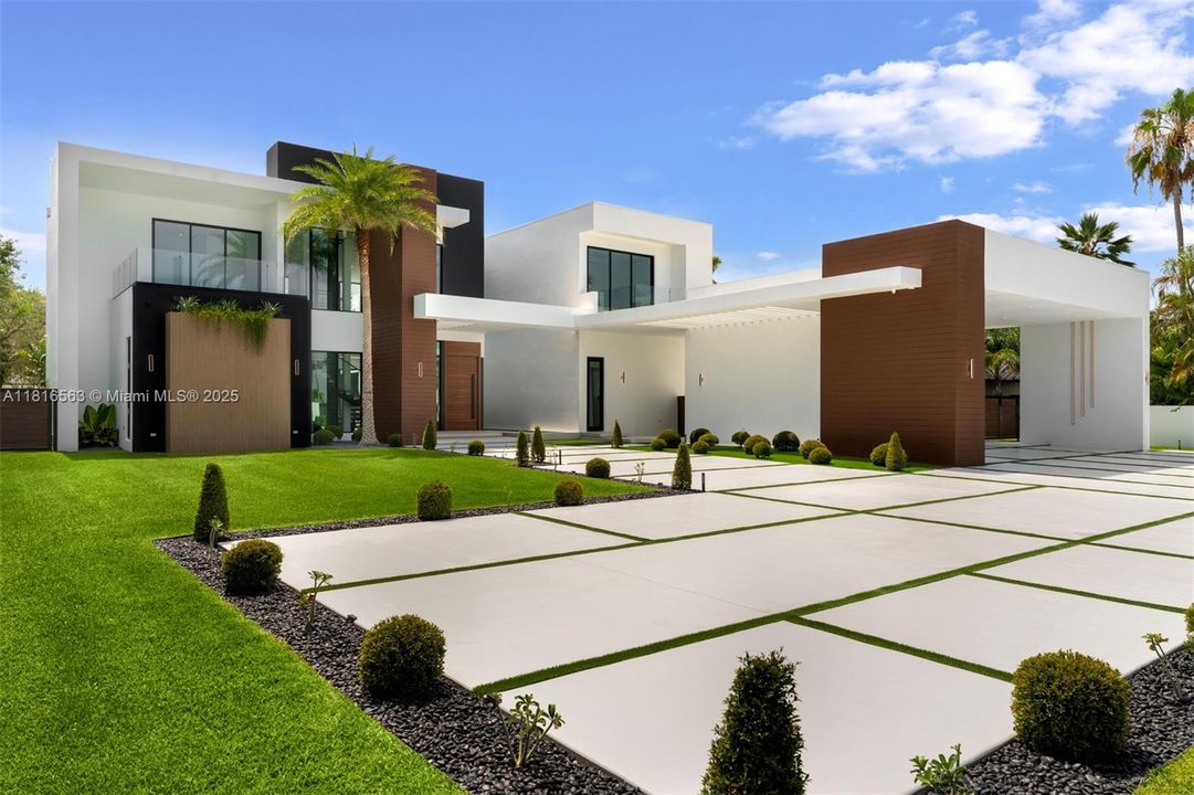 Active With Contract: $9,950,000 (6 beds, 7 baths, 6698 Square Feet)