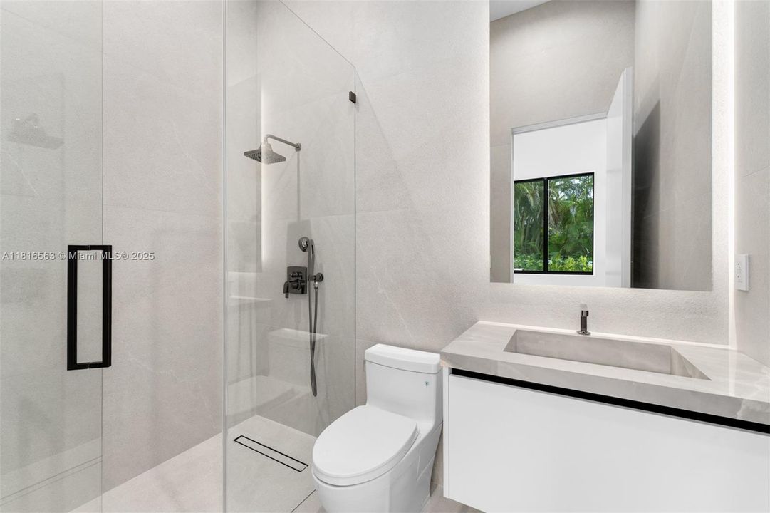 Active With Contract: $9,950,000 (6 beds, 7 baths, 6698 Square Feet)