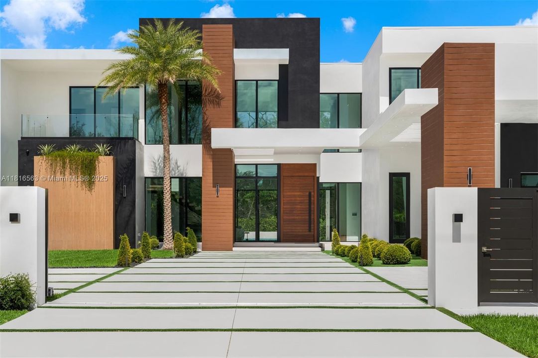 Active With Contract: $9,950,000 (6 beds, 7 baths, 6698 Square Feet)