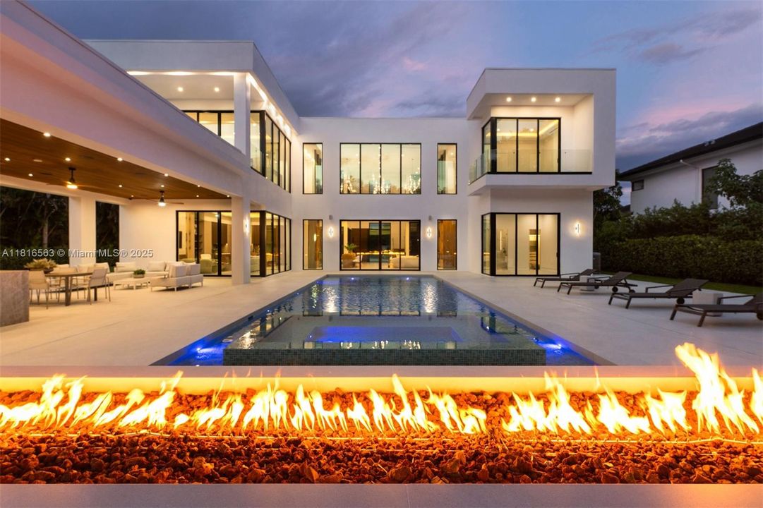 Active With Contract: $9,950,000 (6 beds, 7 baths, 6698 Square Feet)