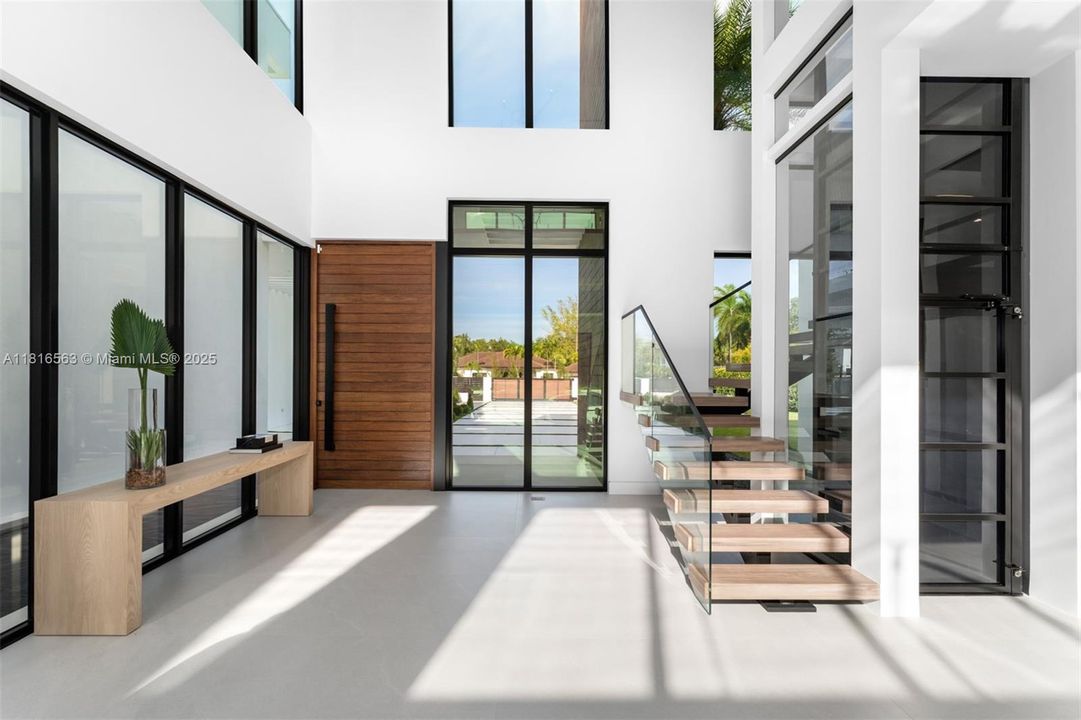 Active With Contract: $9,950,000 (6 beds, 7 baths, 6698 Square Feet)