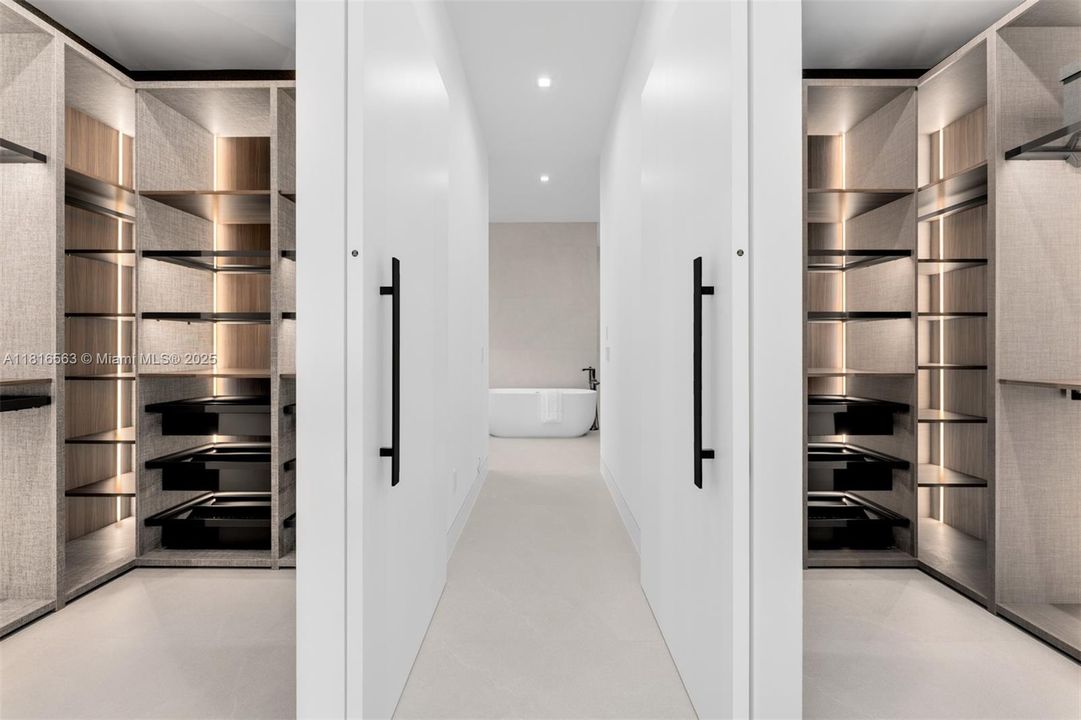 Active With Contract: $9,950,000 (6 beds, 7 baths, 6698 Square Feet)