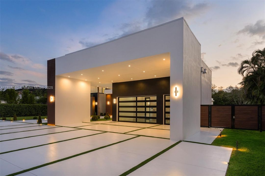 Active With Contract: $9,950,000 (6 beds, 7 baths, 6698 Square Feet)