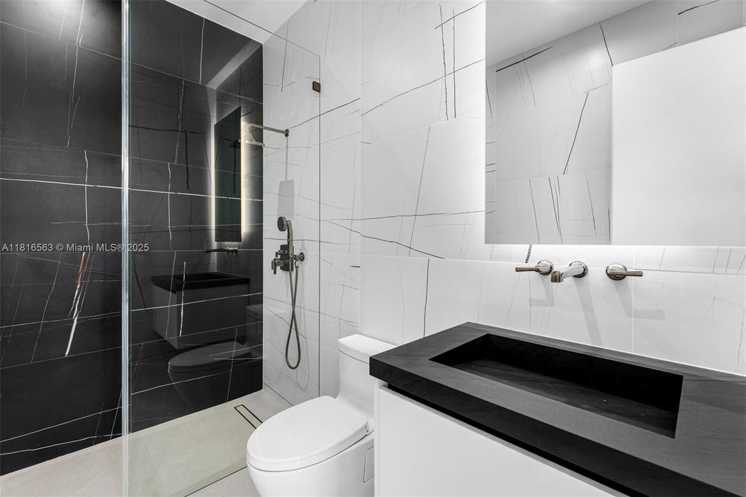 Active With Contract: $9,950,000 (6 beds, 7 baths, 6698 Square Feet)