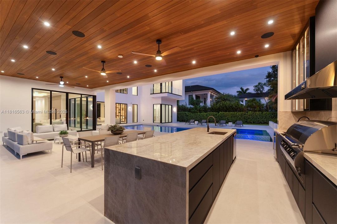 Active With Contract: $9,950,000 (6 beds, 7 baths, 6698 Square Feet)