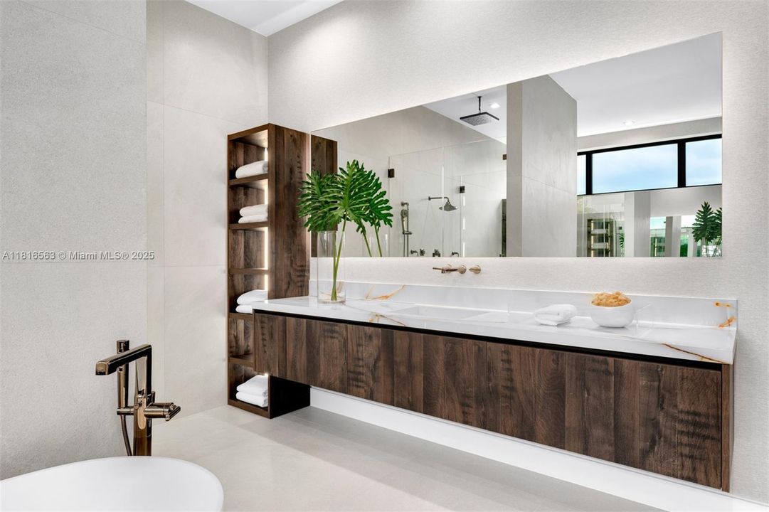 Active With Contract: $9,950,000 (6 beds, 7 baths, 6698 Square Feet)