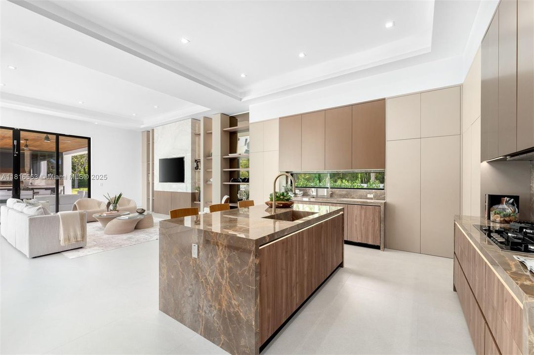 Active With Contract: $9,950,000 (6 beds, 7 baths, 6698 Square Feet)