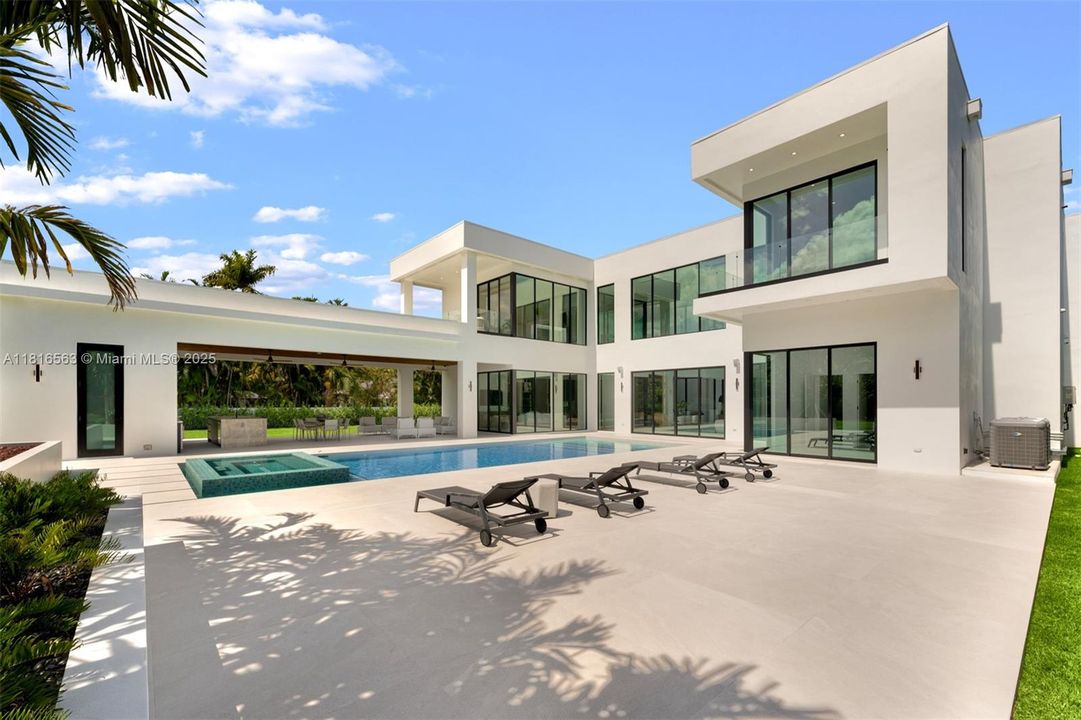 Active With Contract: $9,950,000 (6 beds, 7 baths, 6698 Square Feet)