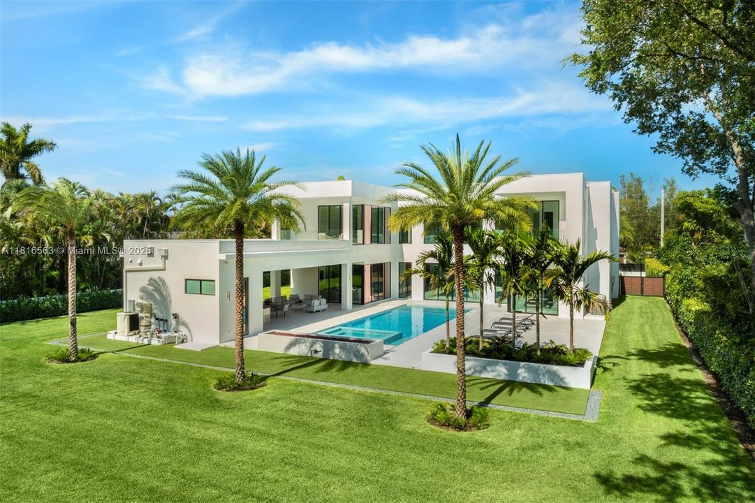 Active With Contract: $9,950,000 (6 beds, 7 baths, 6698 Square Feet)