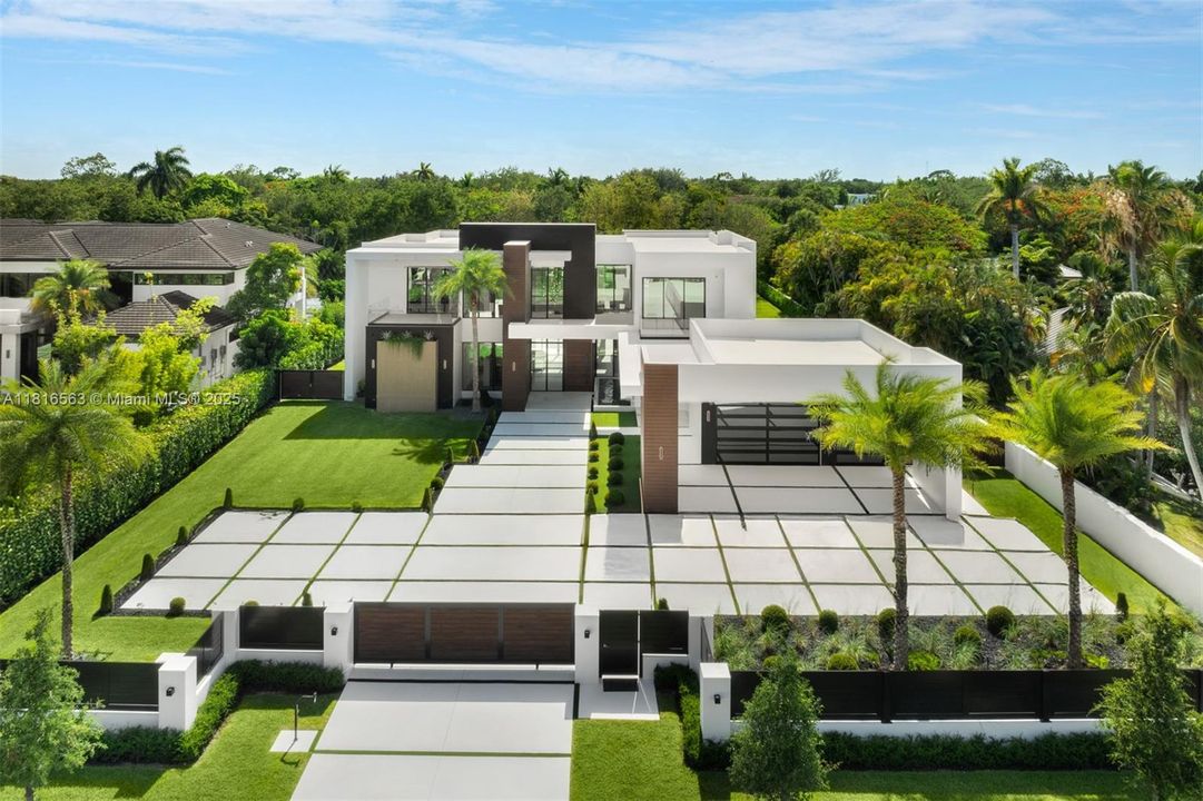 Active With Contract: $9,950,000 (6 beds, 7 baths, 6698 Square Feet)