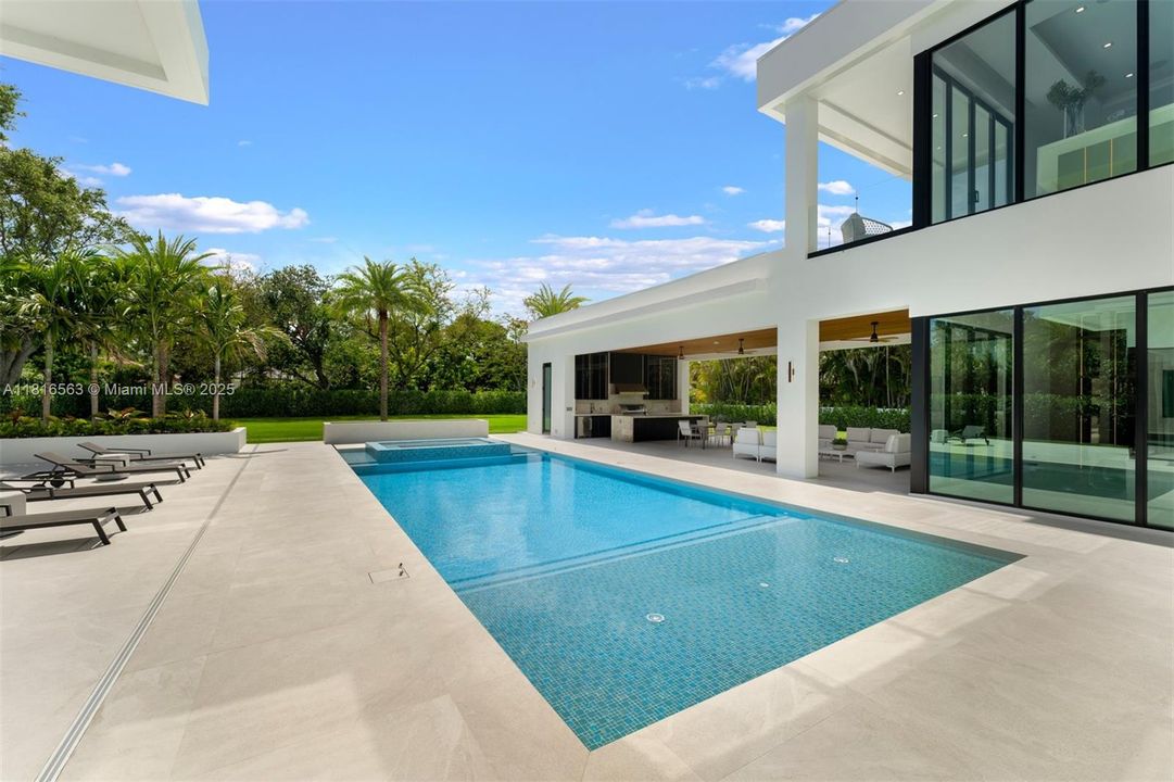 Active With Contract: $9,950,000 (6 beds, 7 baths, 6698 Square Feet)