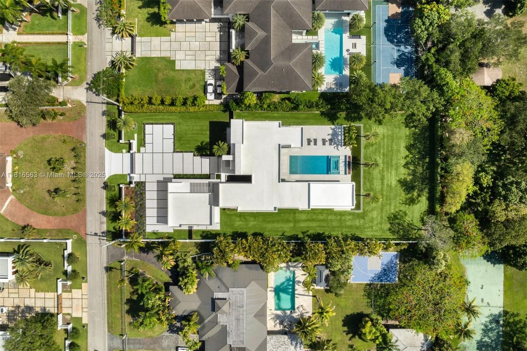 Active With Contract: $9,950,000 (6 beds, 7 baths, 6698 Square Feet)