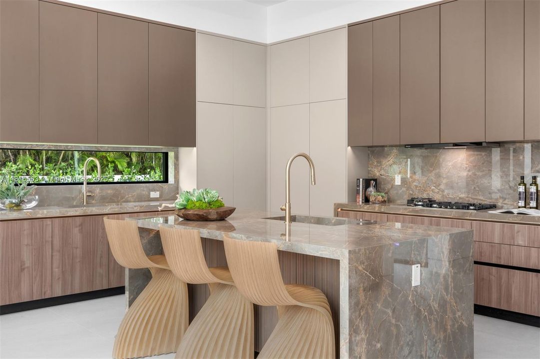 Active With Contract: $9,950,000 (6 beds, 7 baths, 6698 Square Feet)