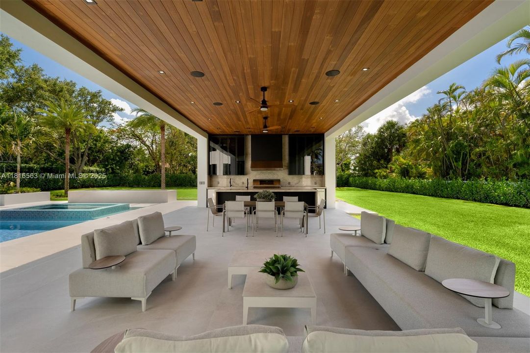 Active With Contract: $9,950,000 (6 beds, 7 baths, 6698 Square Feet)