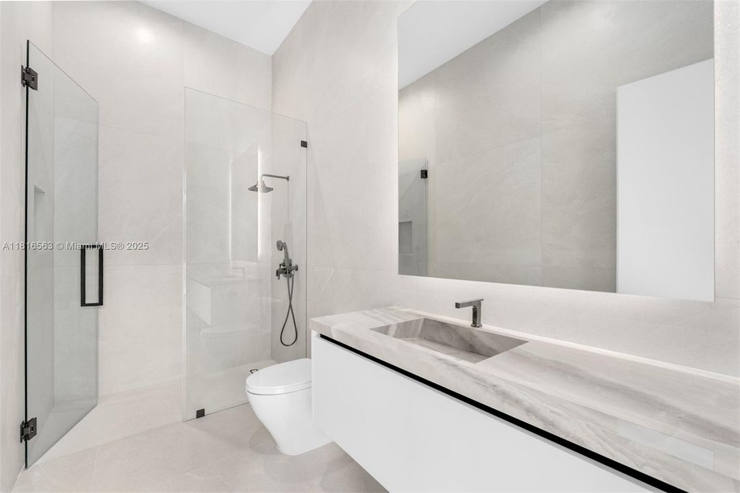 Active With Contract: $9,950,000 (6 beds, 7 baths, 6698 Square Feet)