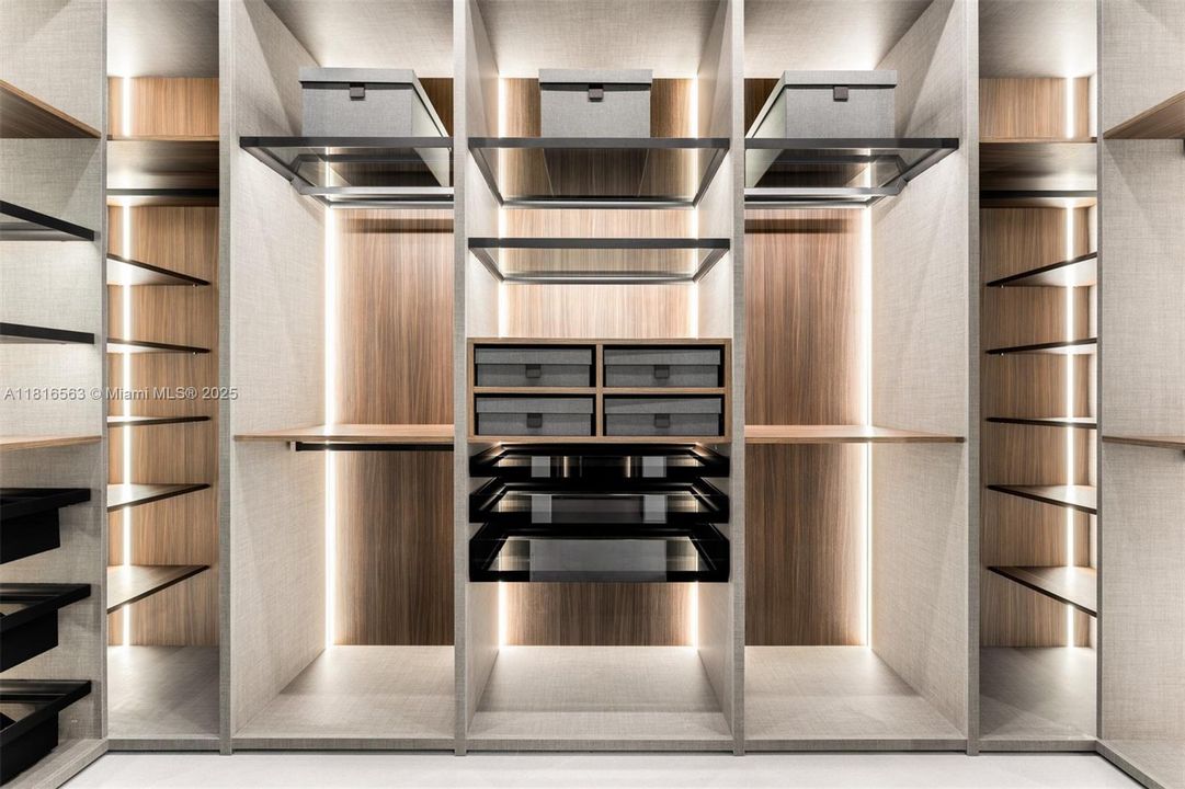 Active With Contract: $9,950,000 (6 beds, 7 baths, 6698 Square Feet)