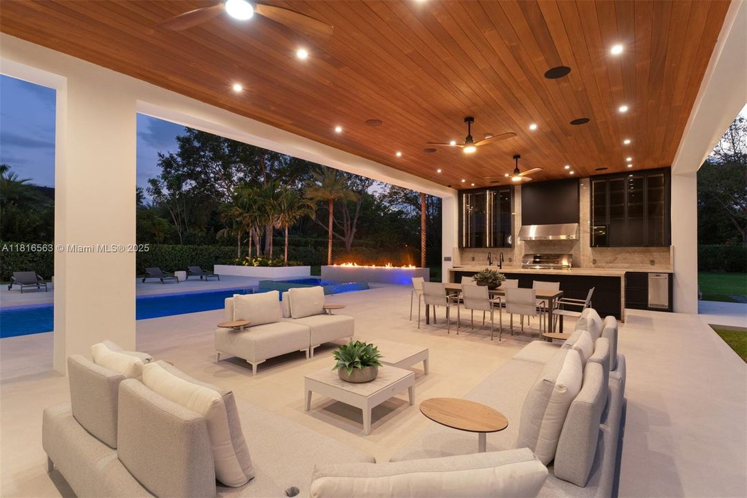 Active With Contract: $9,950,000 (6 beds, 7 baths, 6698 Square Feet)