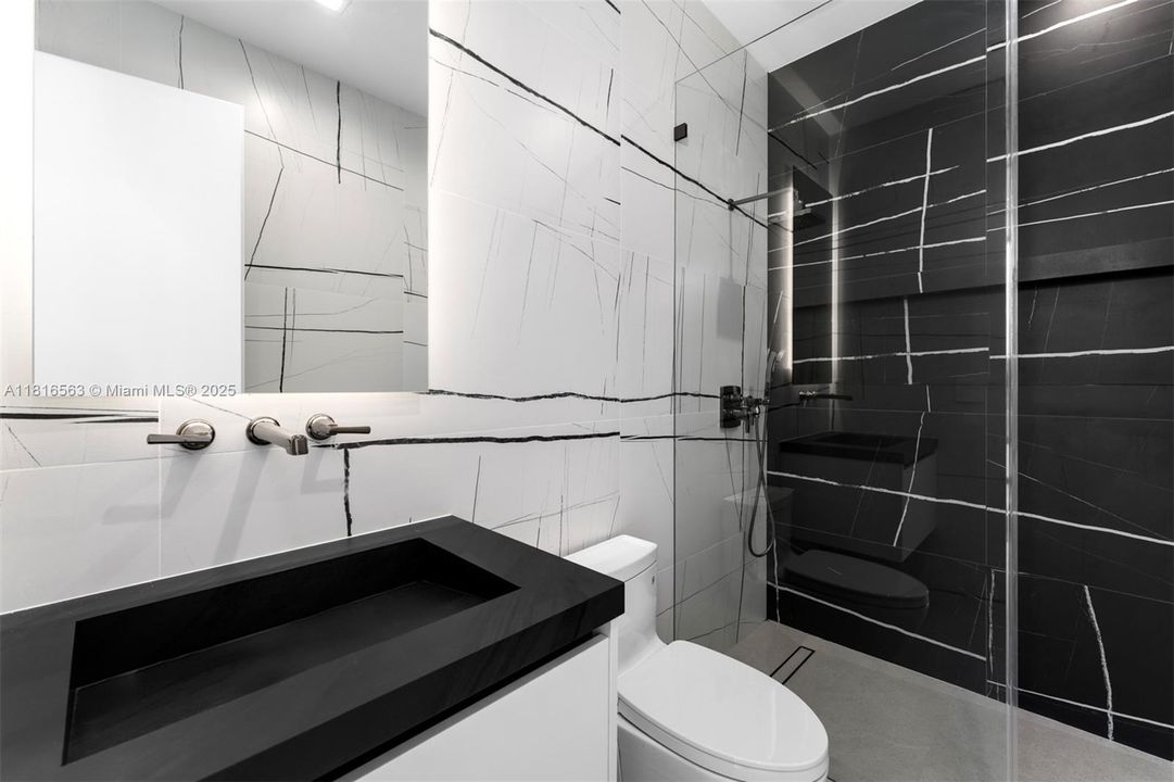 Active With Contract: $9,950,000 (6 beds, 7 baths, 6698 Square Feet)