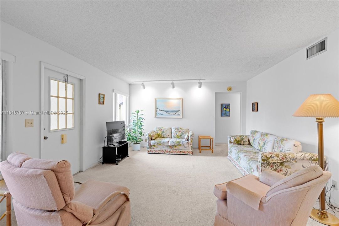 合同活跃: $120,000 (2 贝兹, 1 浴室, 935 平方英尺)