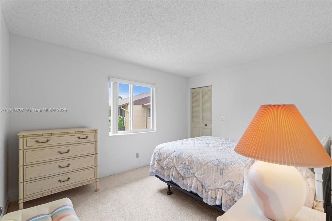 合同活跃: $120,000 (2 贝兹, 1 浴室, 935 平方英尺)