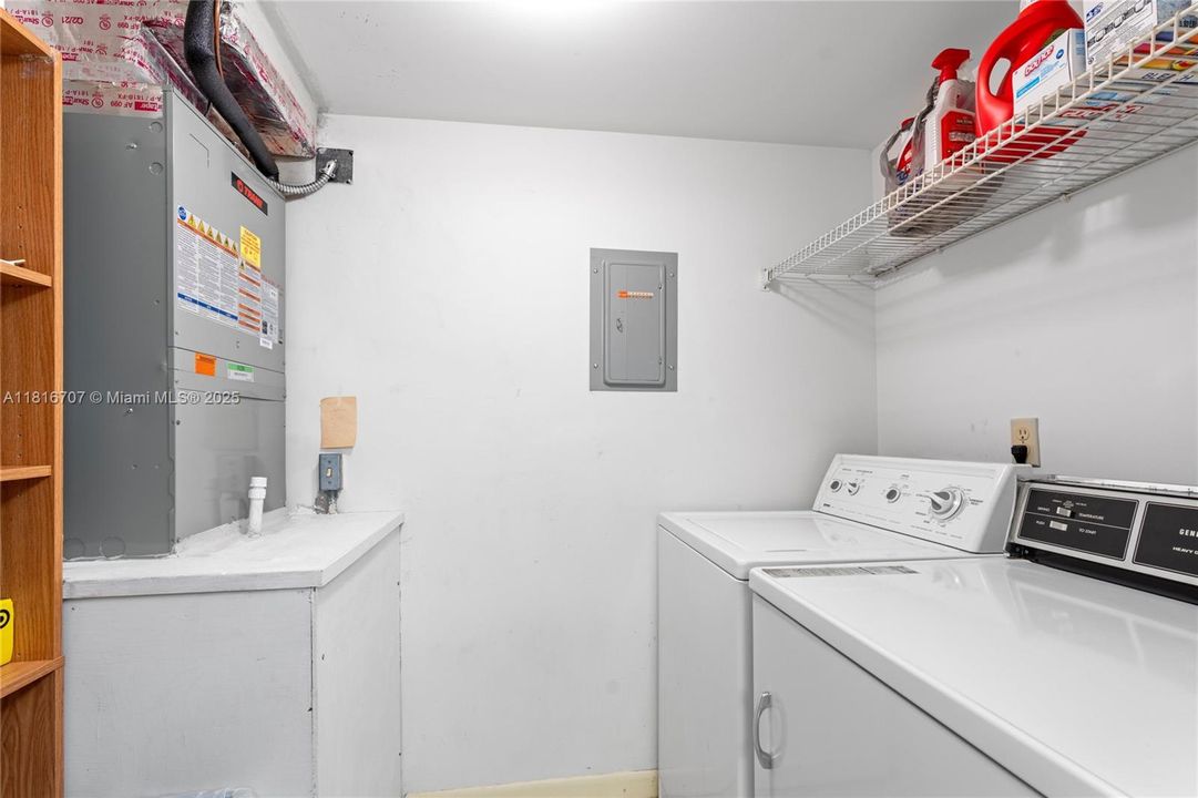 合同活跃: $120,000 (2 贝兹, 1 浴室, 935 平方英尺)