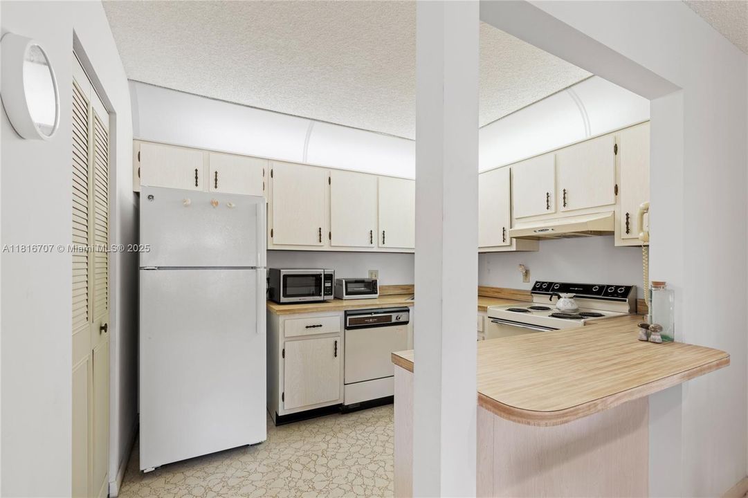 合同活跃: $120,000 (2 贝兹, 1 浴室, 935 平方英尺)