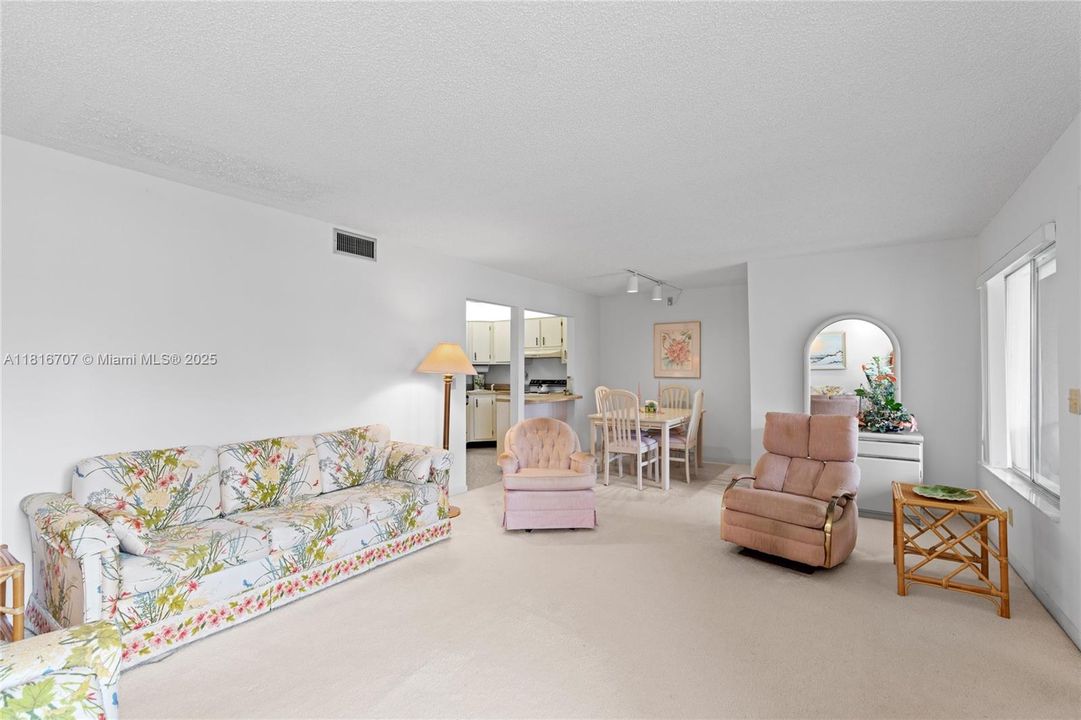 合同活跃: $120,000 (2 贝兹, 1 浴室, 935 平方英尺)