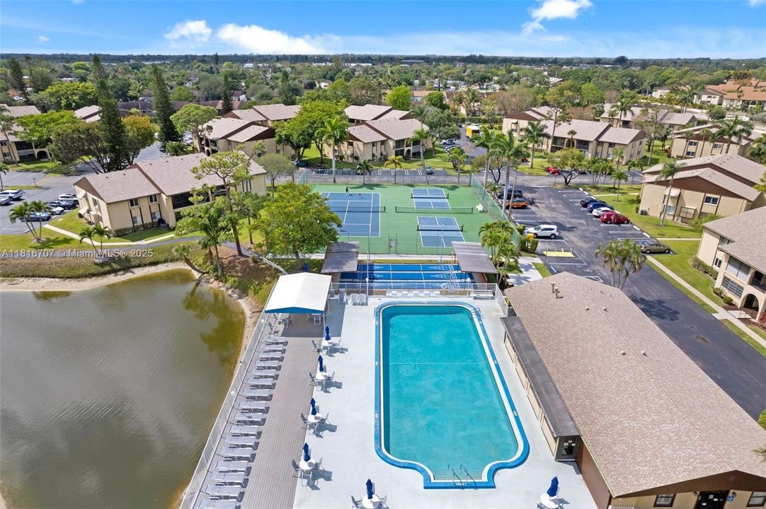 合同活跃: $120,000 (2 贝兹, 1 浴室, 935 平方英尺)