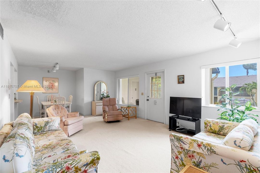 合同活跃: $120,000 (2 贝兹, 1 浴室, 935 平方英尺)