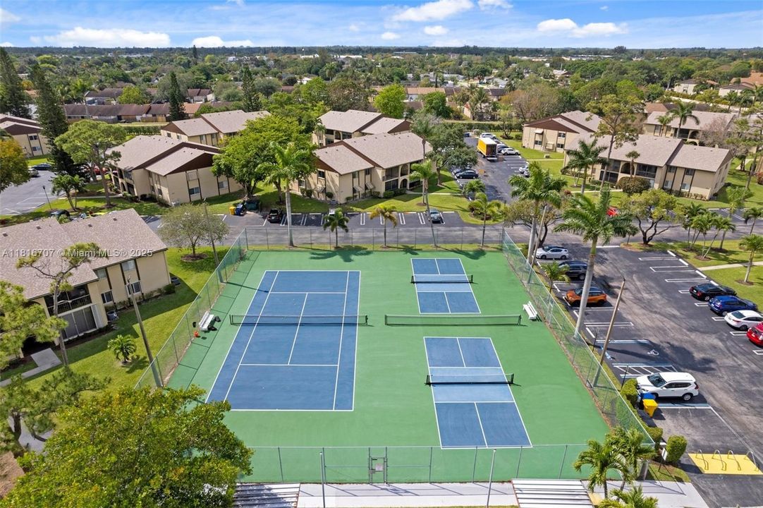 合同活跃: $120,000 (2 贝兹, 1 浴室, 935 平方英尺)