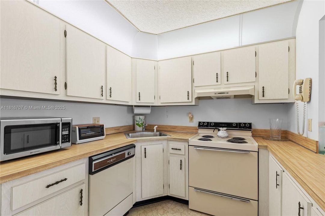 合同活跃: $120,000 (2 贝兹, 1 浴室, 935 平方英尺)