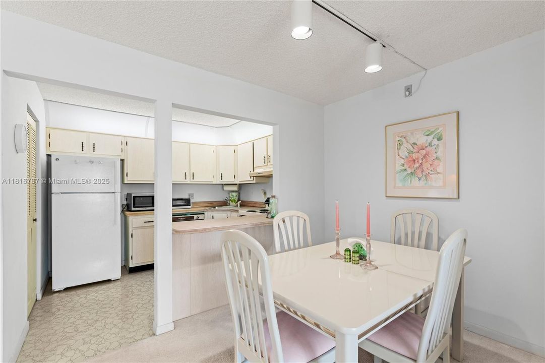 合同活跃: $120,000 (2 贝兹, 1 浴室, 935 平方英尺)