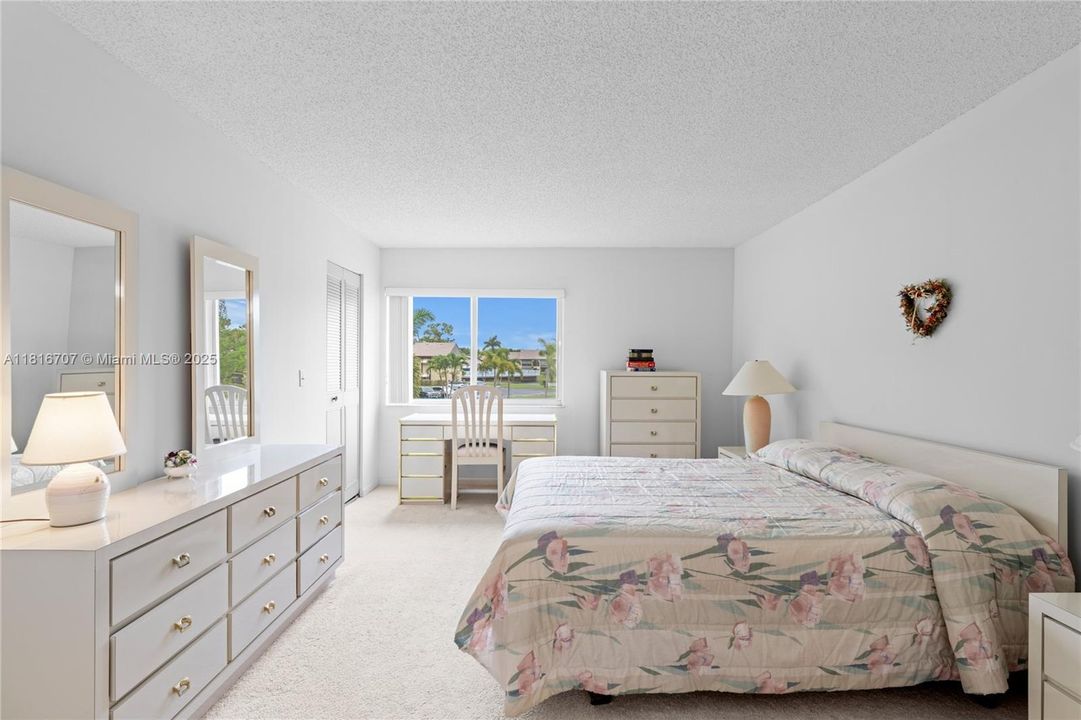 合同活跃: $120,000 (2 贝兹, 1 浴室, 935 平方英尺)