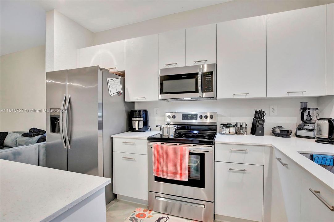 For Sale: $555,000 (3 beds, 3 baths, 1328 Square Feet)