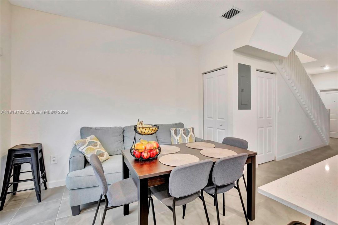 For Sale: $555,000 (3 beds, 3 baths, 1328 Square Feet)