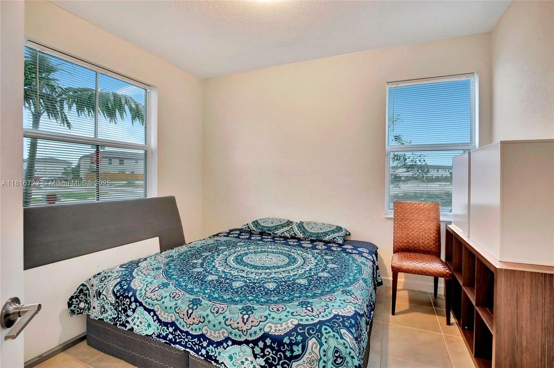 For Sale: $555,000 (3 beds, 3 baths, 1328 Square Feet)