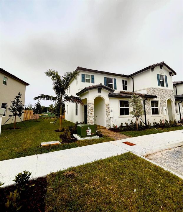 For Sale: $555,000 (3 beds, 3 baths, 1328 Square Feet)