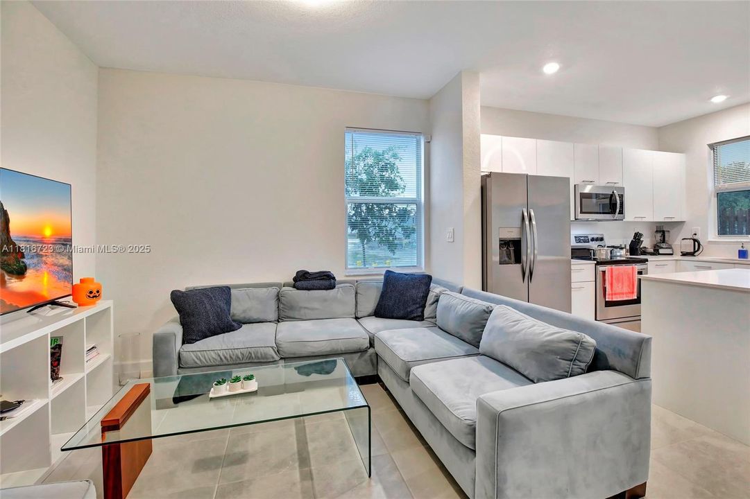 For Sale: $555,000 (3 beds, 3 baths, 1328 Square Feet)